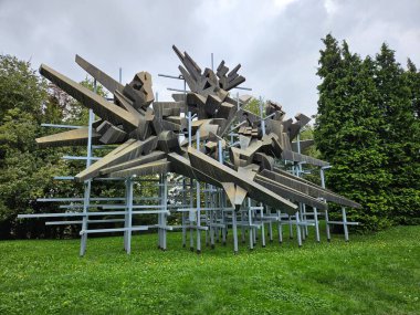 Cuneo, İtalya (Ekim 2024): Direniş Anıtı (Monumento alla Resistenza). Yeşil bir parka modern metalik sanat kurulumu.