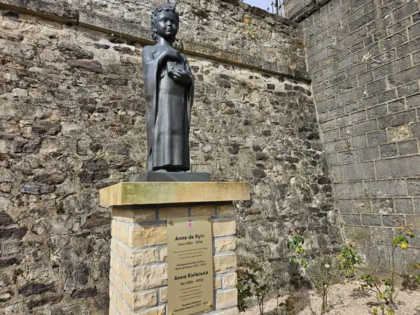 Arlon, Belçika (Eylül 2024): Kyiv 'li Anne' e adanmış heykel (d. 1075). Anna Yaroslavna olarak da bilinen Kyiv 'li Anne, Kievan Rus ve Fransa Kraliçesi. Kyiv 'den Paris' e olan yolculuğunda, Arlon 'da vakit geçirdi..