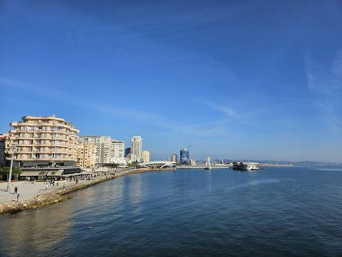 Durres, Arnavutluk (Ekim 2024): Sfinksi tesisinden deniz kenarı bulvarı görülüyor. Akdeniz sonbahar güneşinde yıkanıyor.