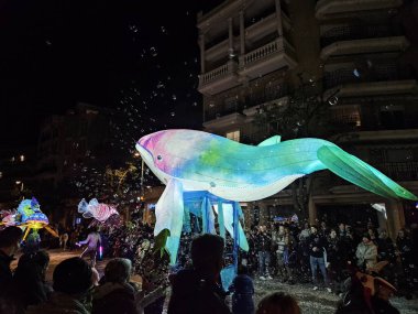Menton, Fransa (Şubat 2025): Geleneksel Limon Festivali (Fete du Citron) sırasında düzenlenen bir karnaval alayında mavi balinayı temsil eden yüzey). 