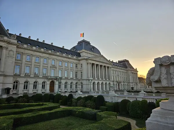 Brüksel, Belçika (Mart 2025): Günbatımında Kraliyet Sarayı 'nın ana cephesi. Bir bahçe eşliğinde görkemli neoklasik bir yapı..