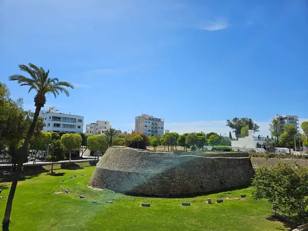 Lefkoşe, Kıbrıs (Nisan 2025): Lefkoşe 'nin Venedik duvarları, bir kamu parkıyla çevrili. Uzakta görünen Özgürlük Anıtı.