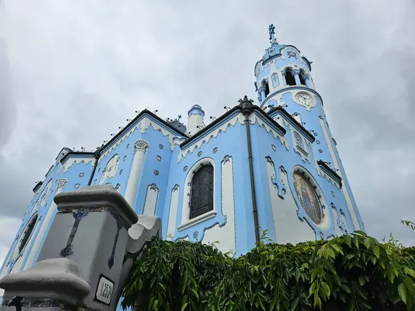 Bratislava, Slovakya (Mayıs 2025): Mavi Kilise (St. Elizabeth Kilisesi). Eski Bratislava Kasabası 'ndaki Art Nouveau tarzında bir Katolik kilisesi, açık mavi rengiyle ünlüdür..
