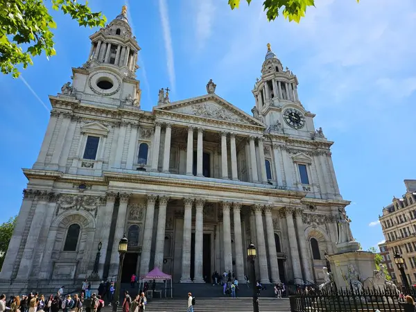 Londra, İngiltere (Mayıs 2025): Ludgate Hill 'e bakan St. Paul Katedrali Cephesi. Londra şehir merkezindeki Iconic Barok tarzı Anglikan kilisesi, açık ve güneşli bir bahar gününde..