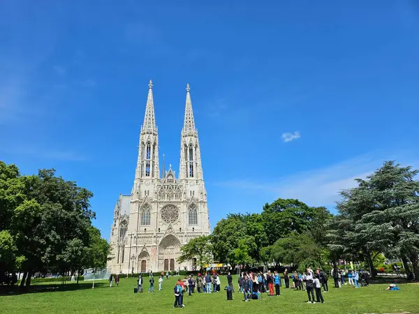 Viyana, Avusturya (Mayıs 2025): Açık bir bahar gününde Votivkirche (Votivkirche). İmparator Franz Joseph 'in suikast girişiminden sonra 19. yüzyılda inşa edilen Gotik tarzı kilise..