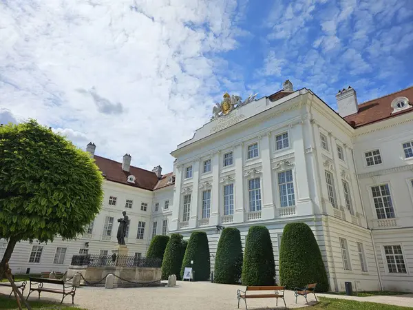 Viyana, Avusturya (Mayıs 2025): Viyana Üniversitesi tıp müzesine ev sahipliği yapan Josephinum binası. Daha önce binada bir askeri tıp akademisi faaliyet göstermişti..