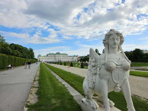 Viyana, Avusturya (Mayıs 2025): Belvedere Sarayı (Yukarı Belvedere) saray parkından izlendi. Ön planda Sfenks heykeli, arka planda ise saray.