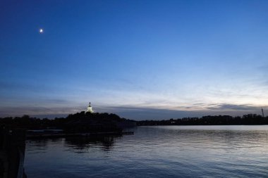 Beyaz Kule, Çin 'in Pekin şehrinde Tibet tarzı bir stupadır. Kule 1279 yılında inşa edildi, kule 51 metre (167 fit) yüksekliğindedir ve bronz bir gölgeliğe sahip beyaz bir taş gövdeye sahiptir..