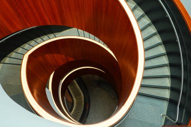 Sarmal merdivenlerin büyüleyici geometrisi.