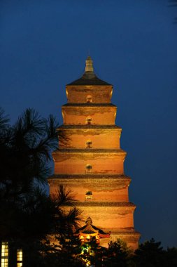 Dev Vahşi Kaz Pagoda 'nın dekoratif ışıkları akşamları açılır.