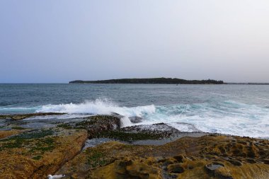 Dalgalar La Perouse sahiline çarpıyor.