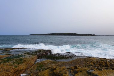 Dalgalar La Perouse sahiline çarpıyor.