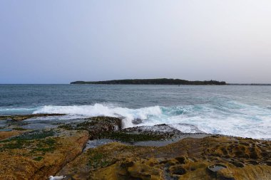 Dalgalar La Perouse sahiline çarpıyor.