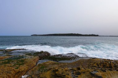 Dalgalar La Perouse sahiline çarpıyor.