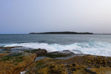 Dalgalar La Perouse sahiline çarpıyor.