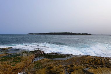 Dalgalar La Perouse sahiline çarpıyor.