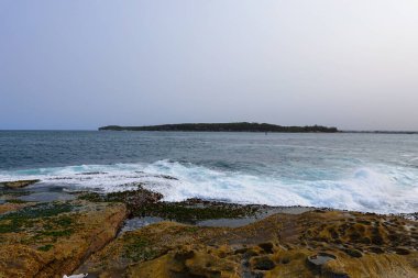 Dalgalar La Perouse sahiline çarpıyor.
