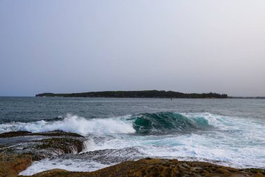 Dalgalar La Perouse sahiline çarpıyor.