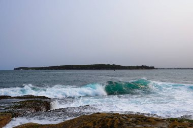 Dalgalar La Perouse sahiline çarpıyor.