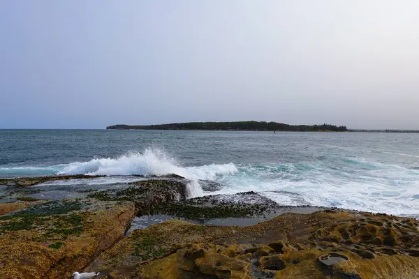 Dalgalar La Perouse sahiline çarpıyor.