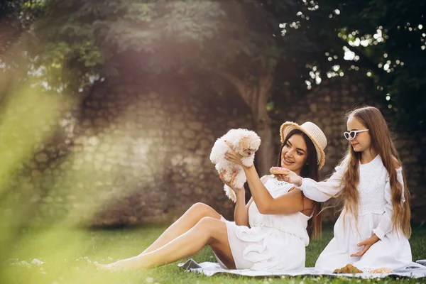ドーナツとピクニックを持つ裏庭に娘とペットと母 — ストック写真