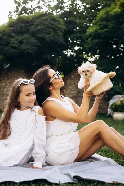 バックヤードで犬マルティパと一緒に娘と母 — ストック写真
