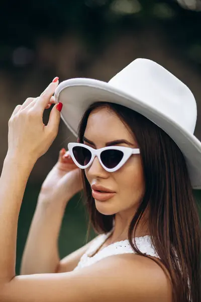 夏の帽子で美しい女性の肖像画 — ストック写真