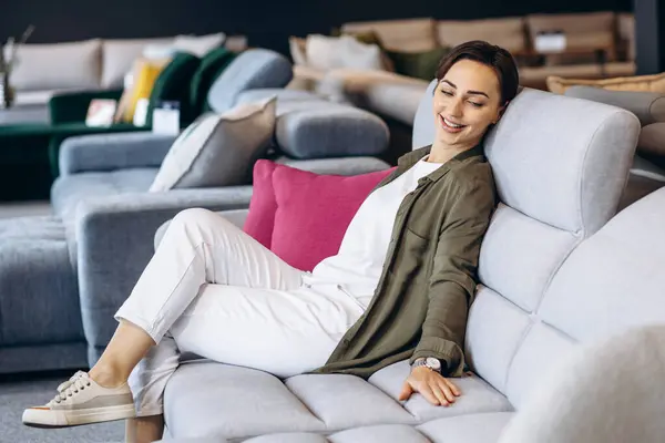 Frau Sitzt Auf Neuem Sofa Einrichtungshaus — Stockfoto