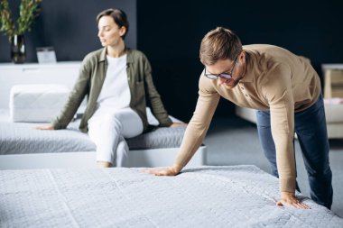 Çift mobilya mağazasında ortipedik yataklı yeni yatak alıyor.