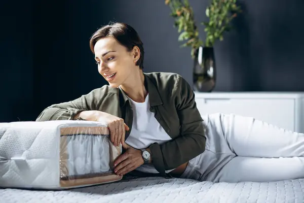 Kvinna Liggande Sängen Med Ortopedisk Kudde Möbelaffär — Stockfoto