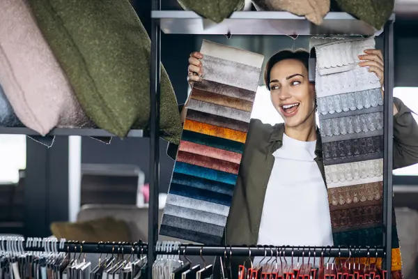 Mulher Chossing Têxtil Amostras Loja Móveis — Fotografia de Stock