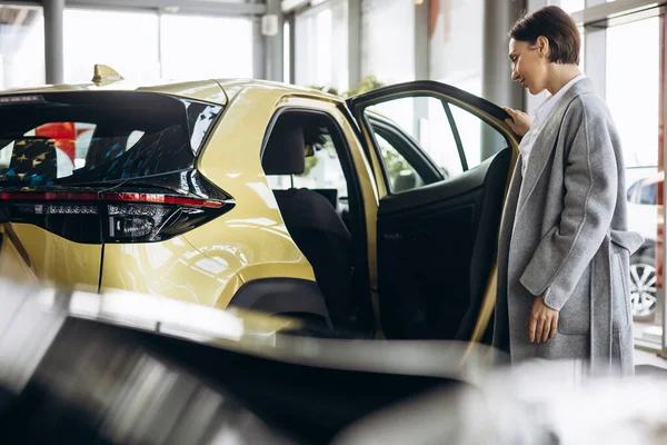 Business Woman Choosing Car Car Showroom — Stock Photo, Image