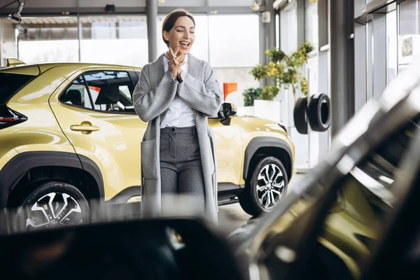 Kadını Araba Galerisinde Araba Seçiyor — Stok fotoğraf