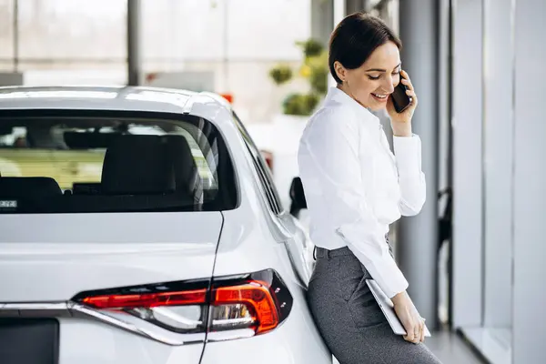 Kadını Araba Galerisinde Arabanın Yanında Telefonla Konuşuyor — Stok fotoğraf