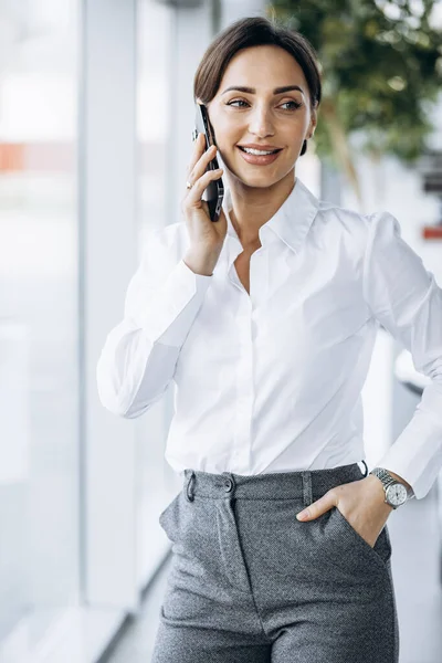 Zakelijke Vrouw Met Behulp Van Telefoon Bij Het Raam Kantoor — Stockfoto