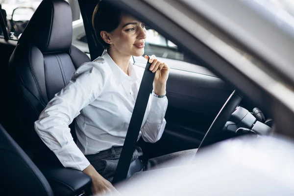 車の安全ベルトを留める女性 — ストック写真