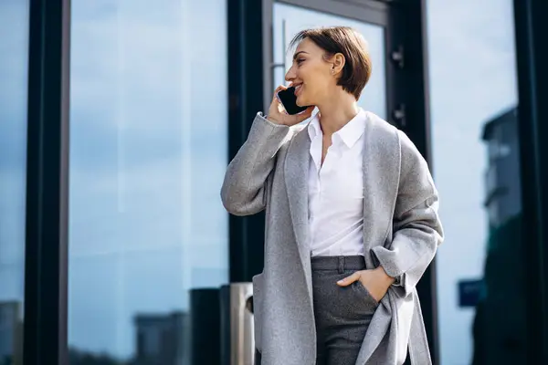 Деловая Женщина Разговаривает Телефону Возле Офисного Здания — стоковое фото