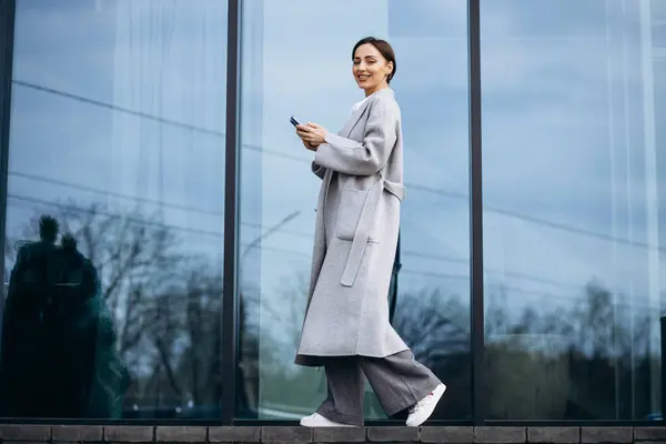 オフィスの外で電話で話しているビジネス女性 — ストック写真