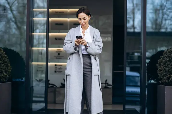 Geschäftsfrau Telefoniert Vor Bürogebäude — Stockfoto