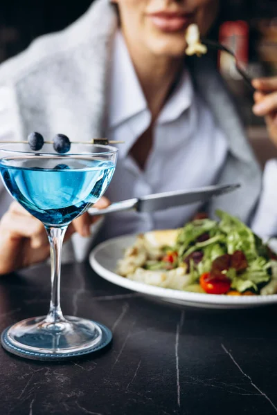Kvinnan Dricker Cocktail Och Äter Sallad Ett Kafé — Stockfoto