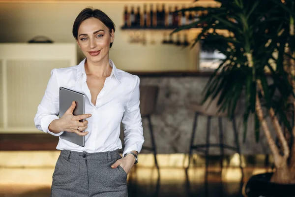 Geschäftsfrau Hält Tablet Café — Stockfoto