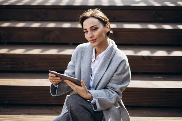 Geschäftsfrau Sitzt Auf Treppe Und Arbeitet Tablet — Stockfoto