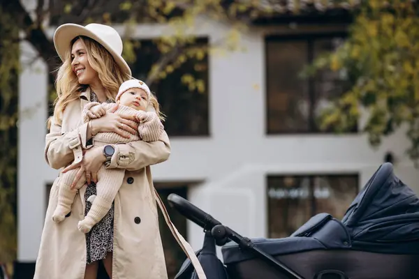 Moeder Wandelen Met Haar Pasgeboren Kind Wandelwagen Park — Stockfoto