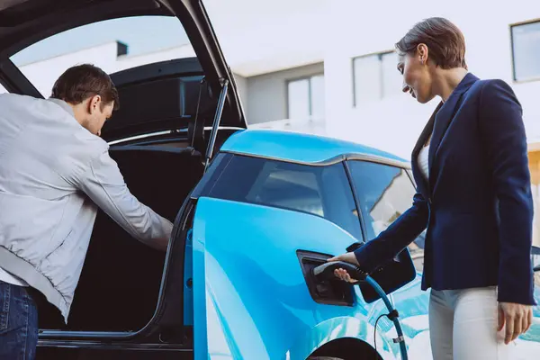 Couple Talking Electric Car While Its Charging — Stock Photo, Image