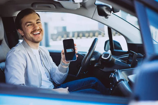 Uomo Possesso Telefono Cellulare Con Batteria Carica Nella Sua Auto — Foto Stock