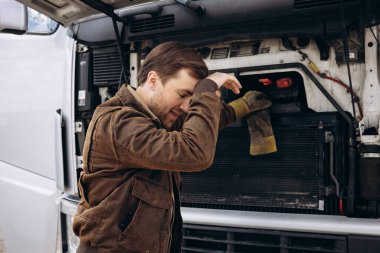 Kamyon şoförü yolda durup kamyonunu tamir etmiş.