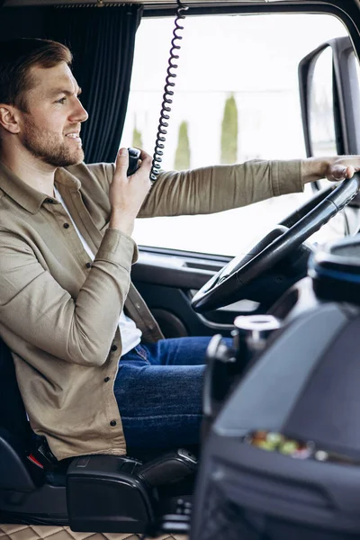 Camionista Seduto Nella Cabina Del Suo Camion Utilizzando Trasmettitore Radio — Foto Stock