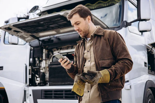 Truck Driver Stopped Road Reparing His Lorry — Stock Photo, Image