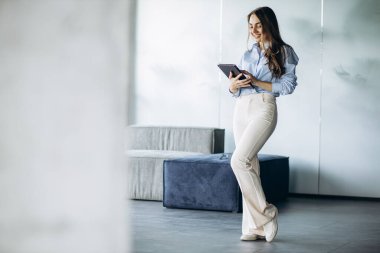 Ofisteki iş kadını tablet kullanıyor.