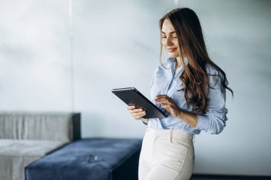 Ofisteki iş kadını tablet kullanıyor.